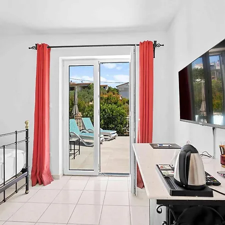 Couette-café Boutique Sveti Petar, On The Beach, Heated Pool & Boat Berth - Adult Only