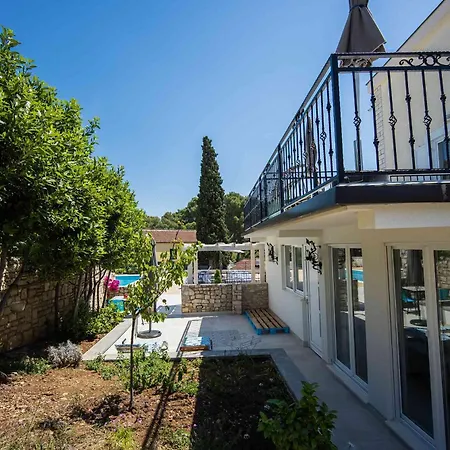 Boutique Sveti Petar, On The Beach, Heated Pool & Boat Berth - Adult Only Couette-café Nečujam