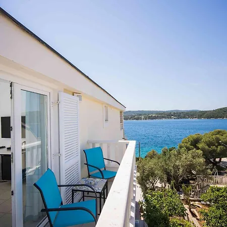 Boutique Sveti Petar, On The Beach, Heated Pool & Boat Berth - Adult Only Couette-café Nečujam
