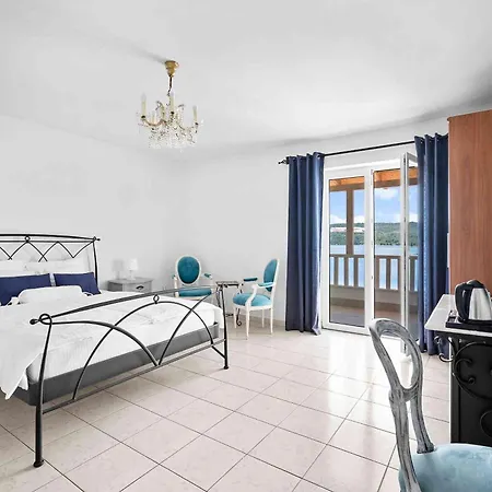 Boutique Sveti Petar, On The Beach, Heated Pool & Boat Berth - Adult Only Couette-café