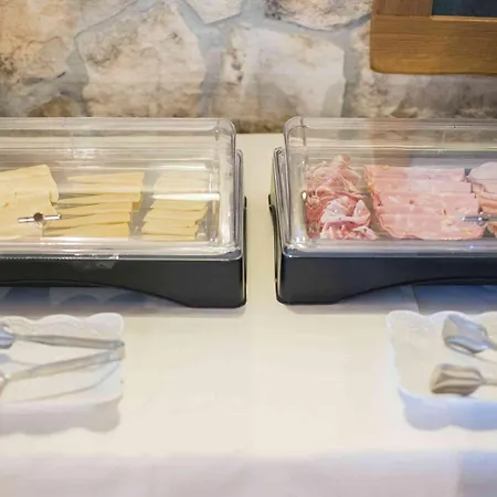 Boutique Sveti Petar, On The Beach, Heated Pool & Boat Berth - Adult Only Couette-café