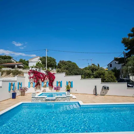 Couette-café Boutique Sveti Petar, On The Beach, Heated Pool & Boat Berth - Adult Only Nečujam