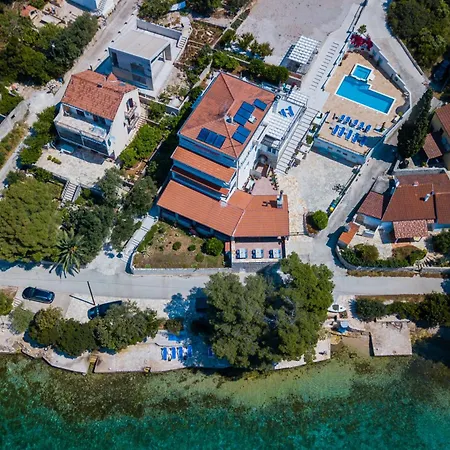 Couette-café Boutique Sveti Petar, On The Beach, Heated Pool & Boat Berth - Adult Only Nečujam