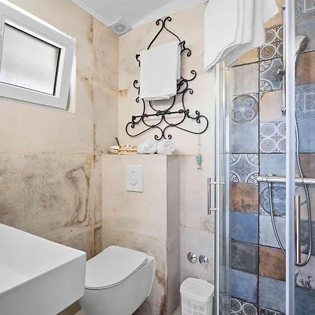 Boutique Sveti Petar, On The Beach, Heated Pool & Boat Berth - Adult Only Couette-café Nečujam