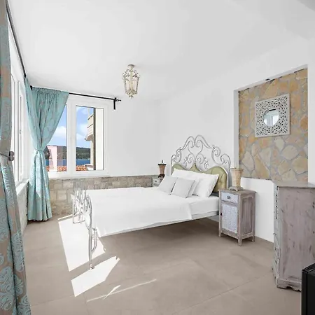 Boutique Sveti Petar, On The Beach, Heated Pool & Boat Berth - Adult Only Couette-café Nečujam