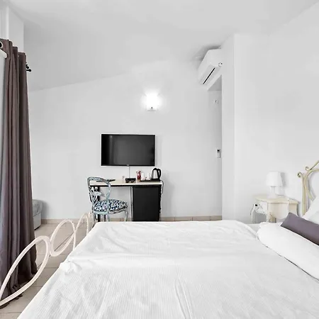 Boutique Sveti Petar, On The Beach, Heated Pool & Boat Berth - Adult Only Nečujam