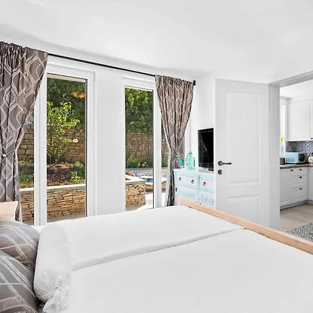 Boutique Sveti Petar, On The Beach, Heated Pool & Boat Berth - Adult Only Couette-café