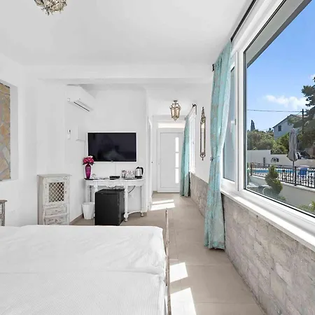 Boutique Sveti Petar, On The Beach, Heated Pool & Boat Berth - Adult Only Couette-café