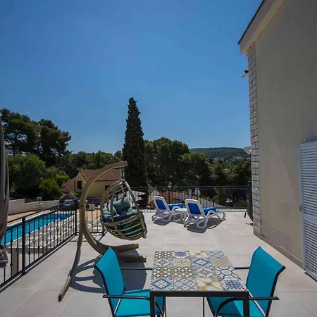 Boutique Sveti Petar, On The Beach, Heated Pool & Boat Berth - Adult Only Couette-café Nečujam